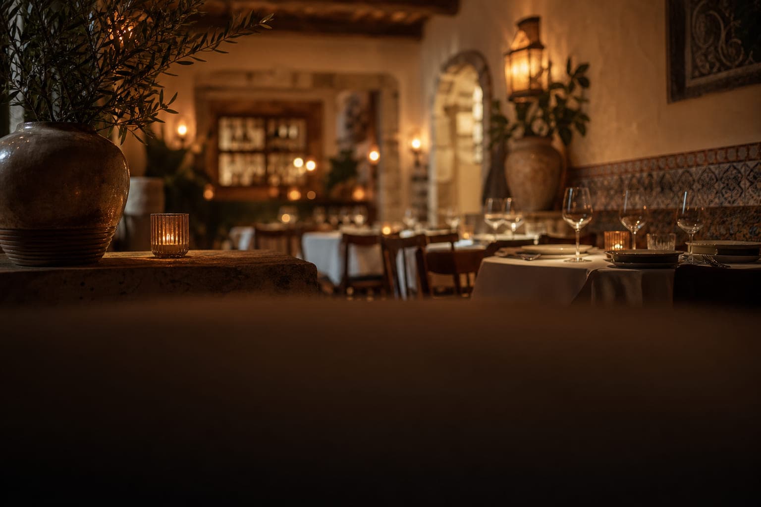 Interior de restaurante português com mesa preparada