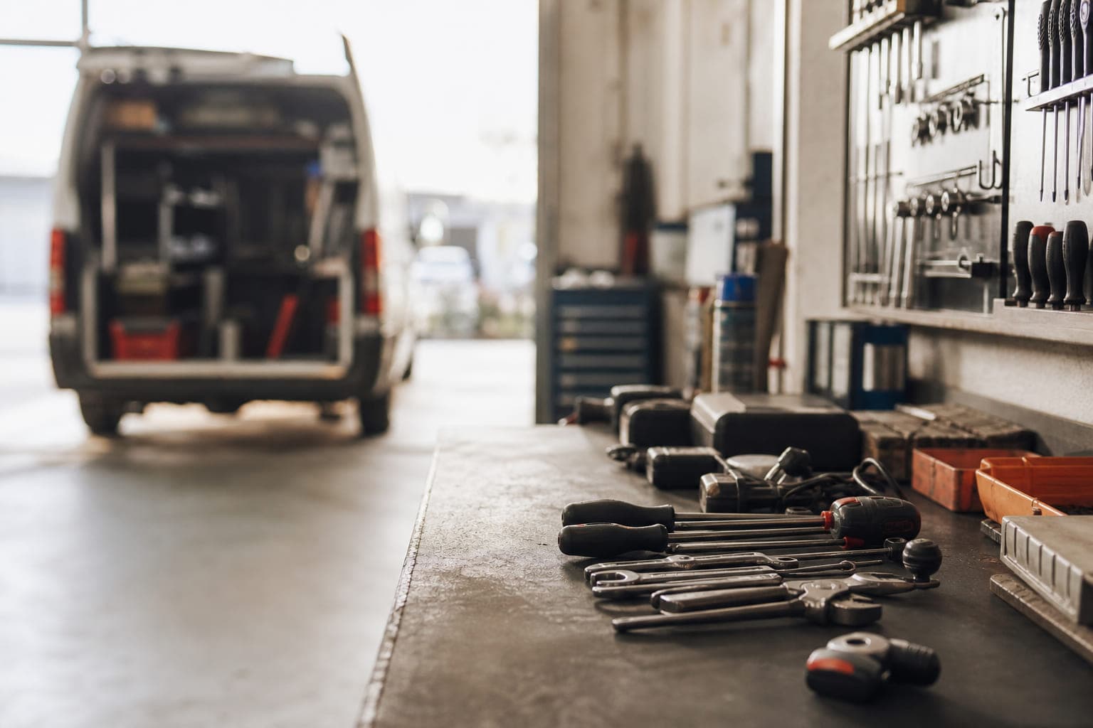 Técnico de serviços locais com ferramentas de trabalho