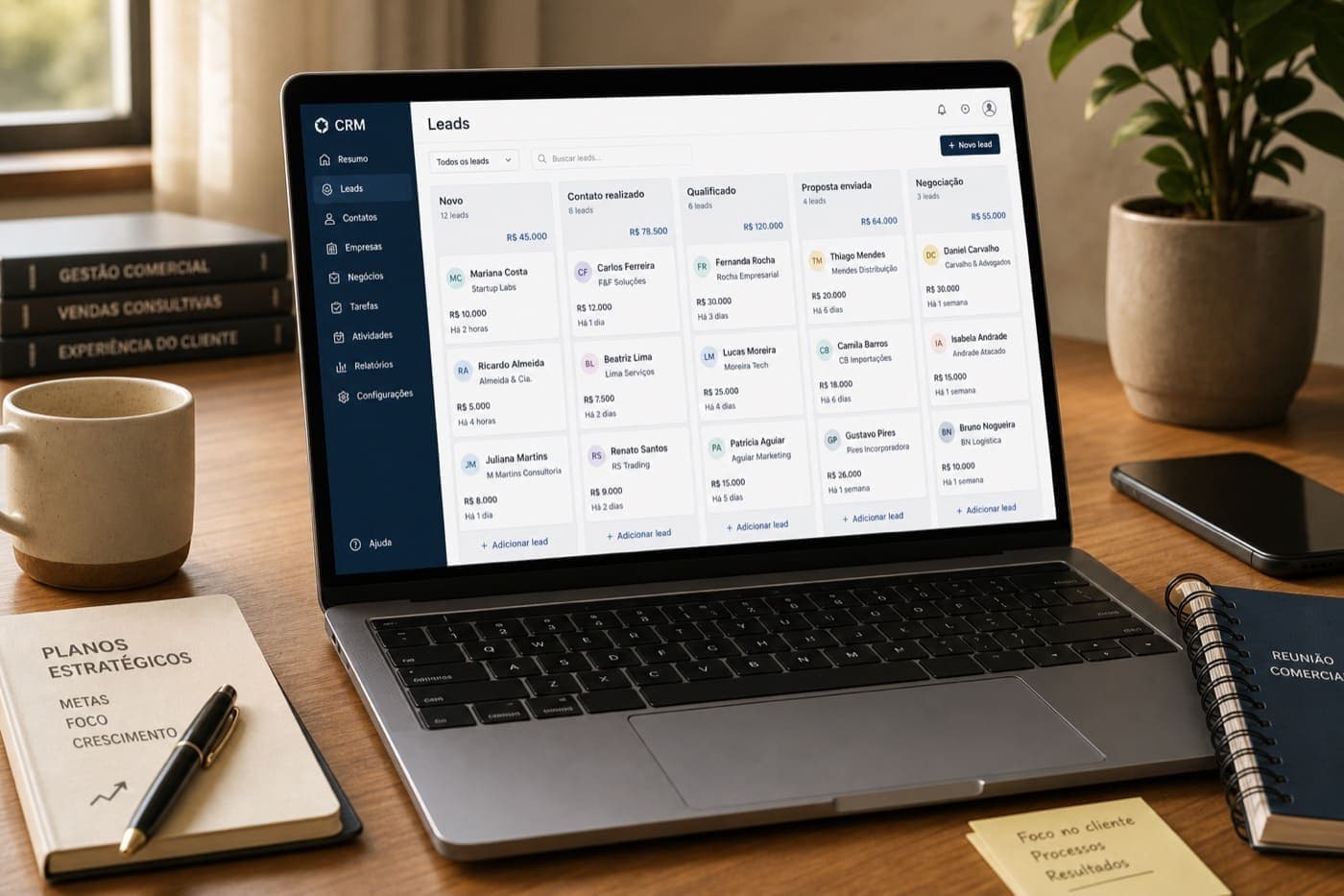 CRM com leads organizadas e estados de oportunidade num ecrã de PME portuguesa